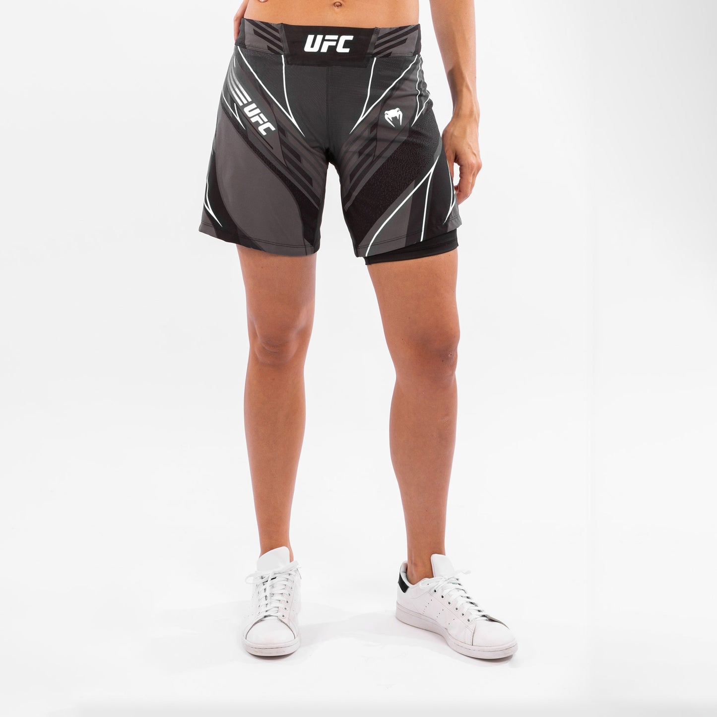 UFC Venum Authentic Fight Night Damen Shorts - Long Fit - Schwarz