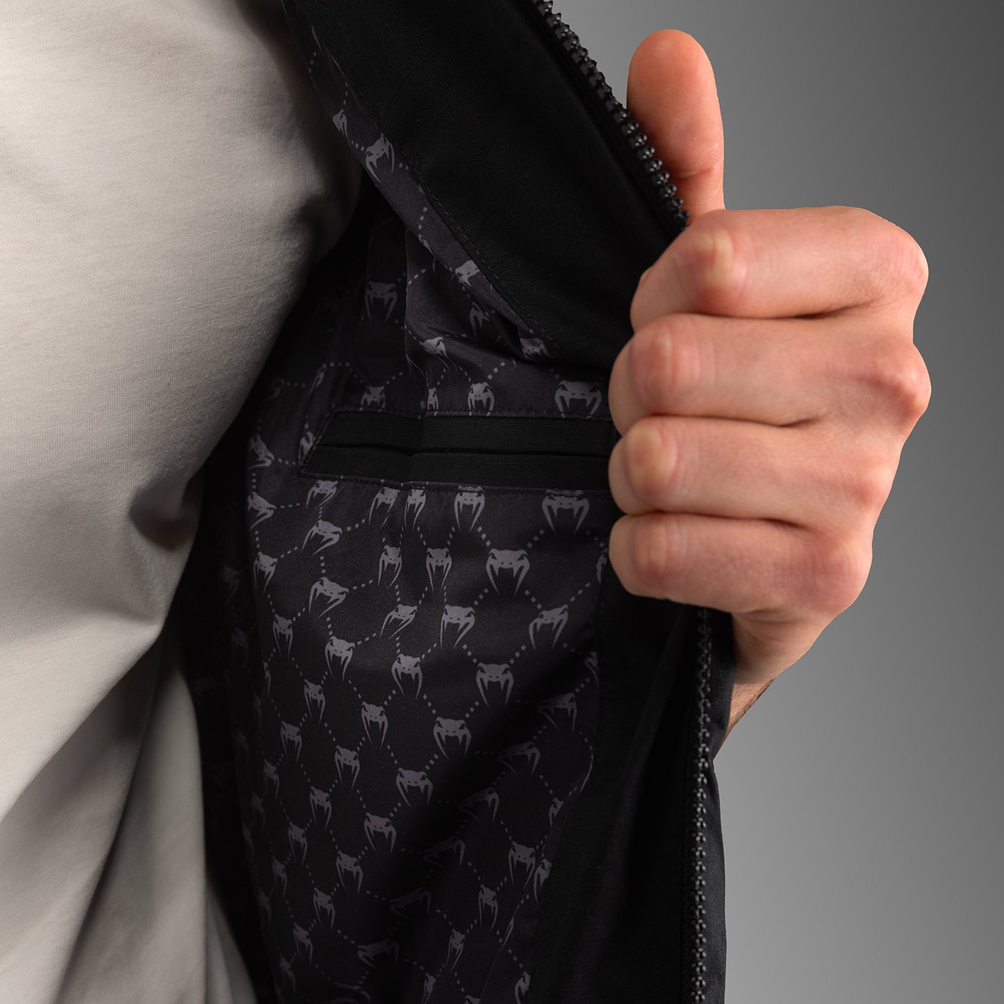 Venum Attack Urban Gi Daunenweste – Schwarz