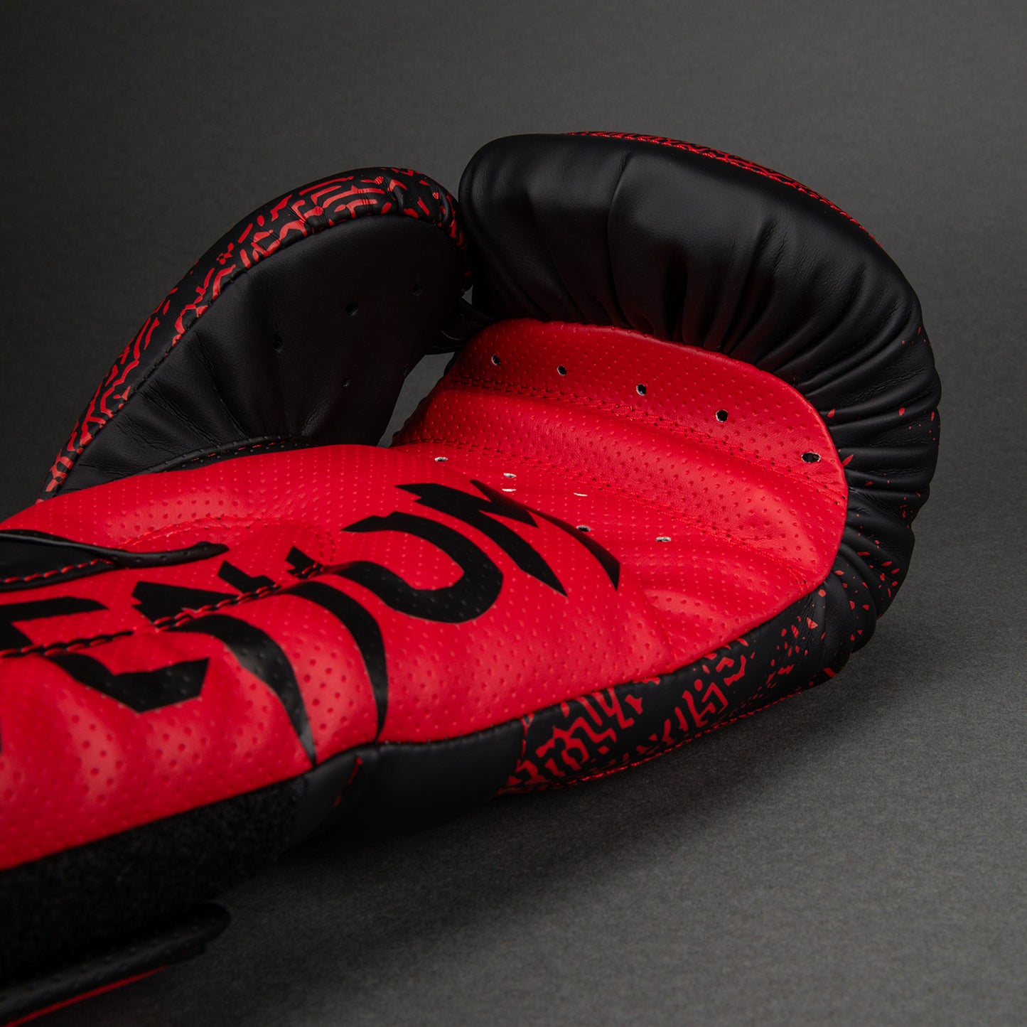Venum x TEKKEN 8 Boxhandschuhe - Kazuya - Rot/Schwarz