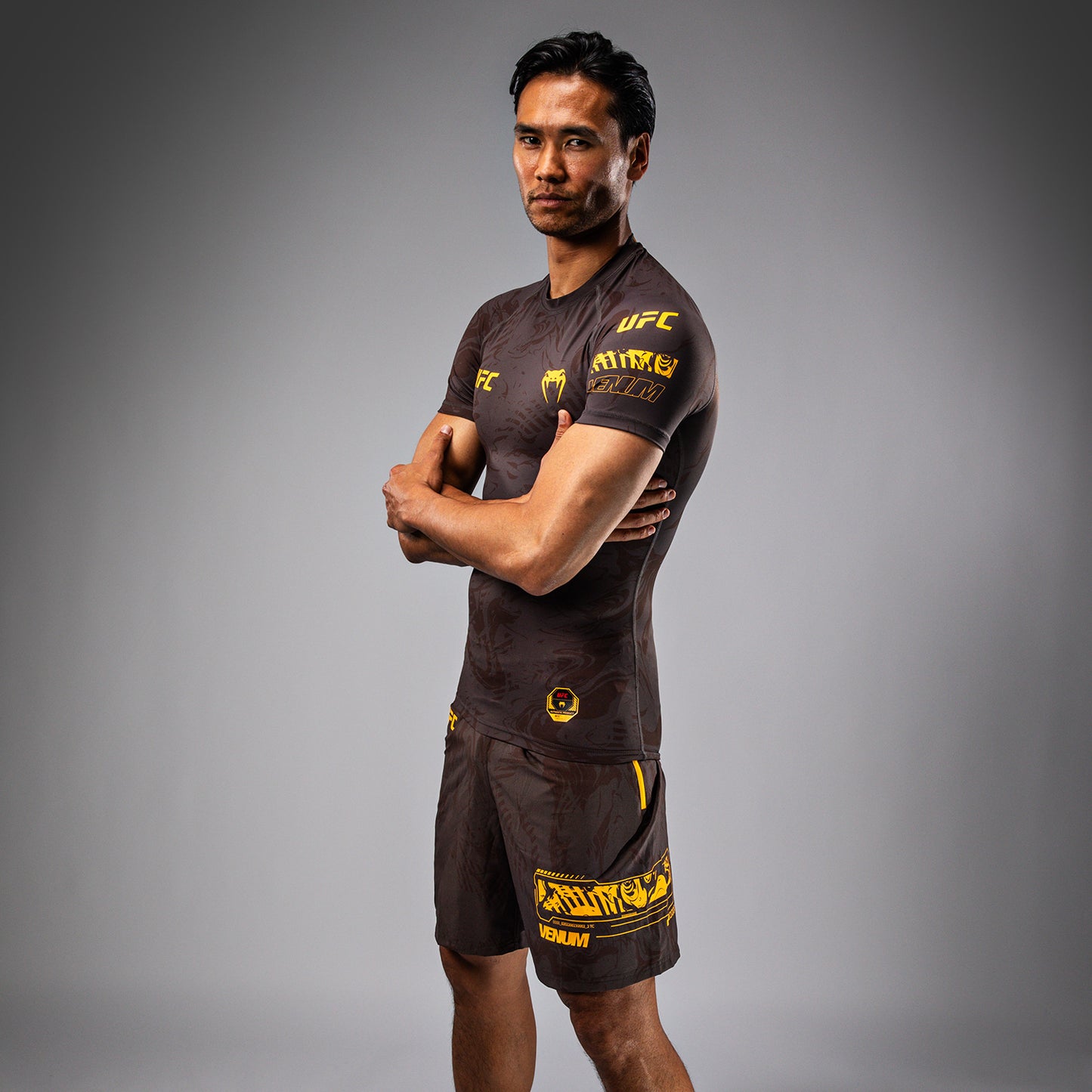 UFC Fusion by Venum Fight Week Herren Performance Kurzarm Rashguard - Erdiges Braun
