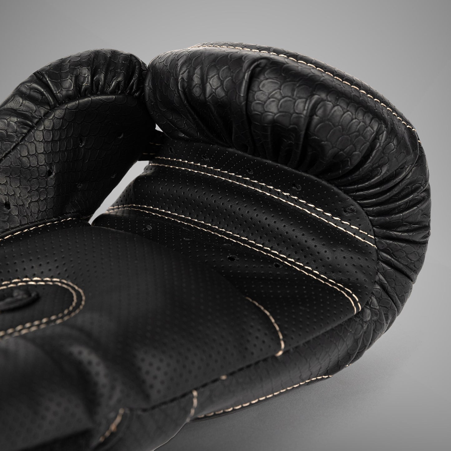 Venum Impact Evo Scales Boxhandschuhe – Schwarz