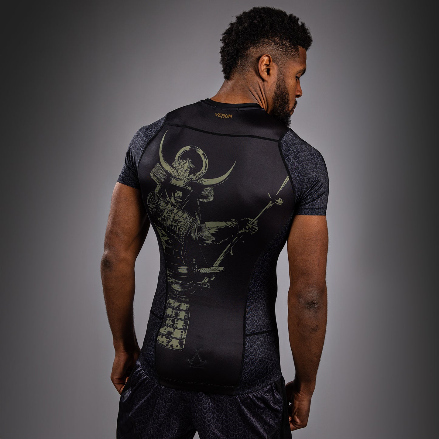 Venum x Assassin’s Creed Shadows Kurzärmeliger Rashguard für Männer - Schwarz