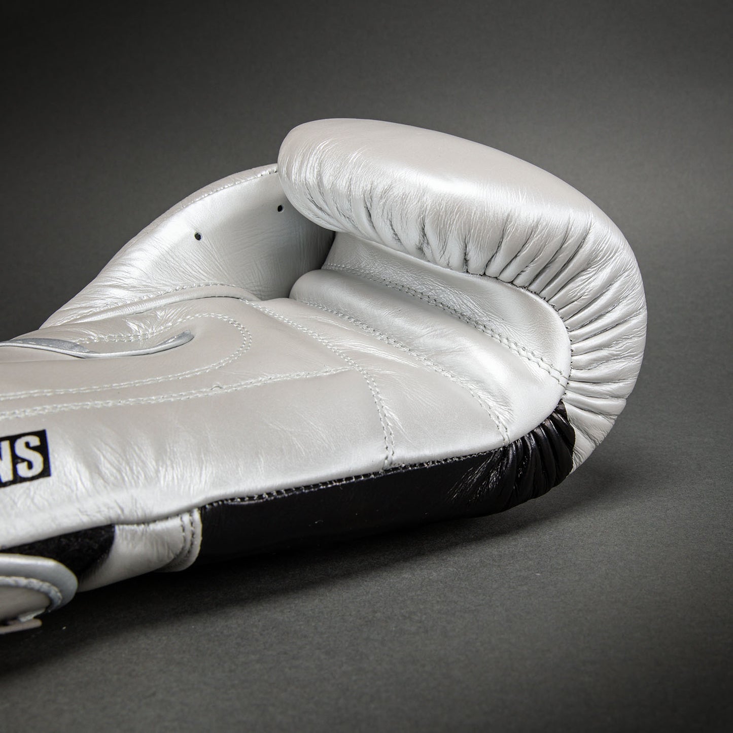 Ringhorns Charger by Venum Boxhandschuhe – Silber/Schwarz