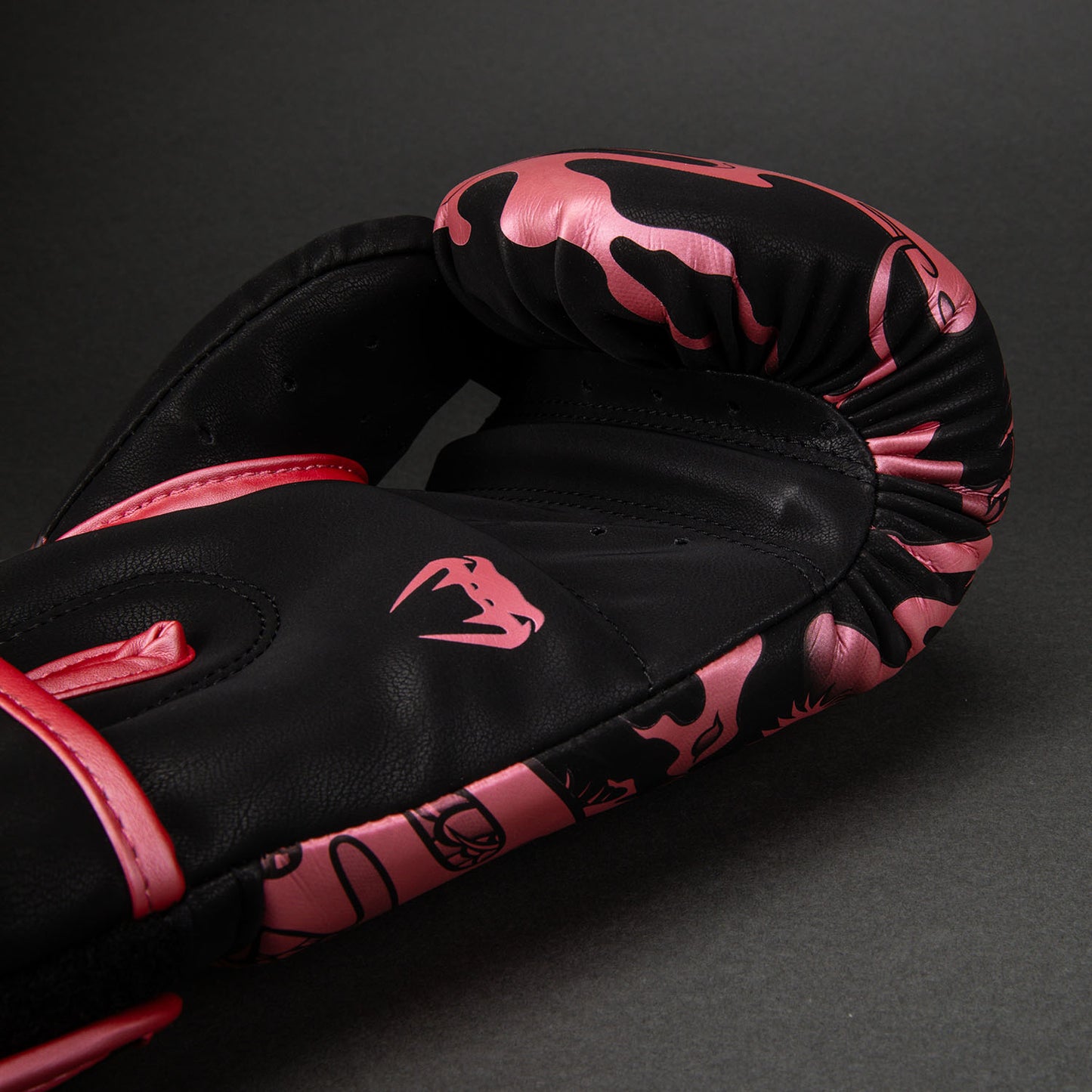 Boxhandschuhe Venum Dragon's Flight - Schwarz / Metallic-Rosa