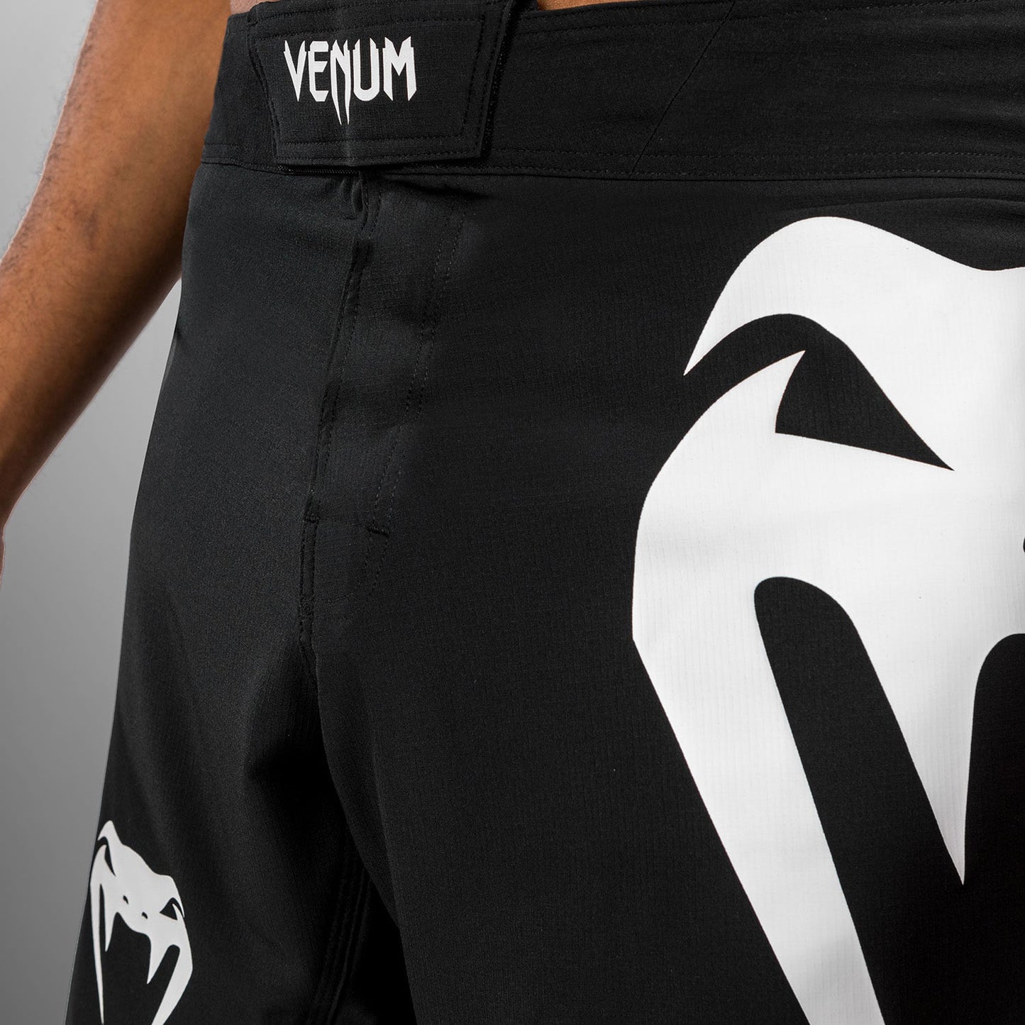 Venum Light 5.0 Fight Shorts - Schwarz/Weiß