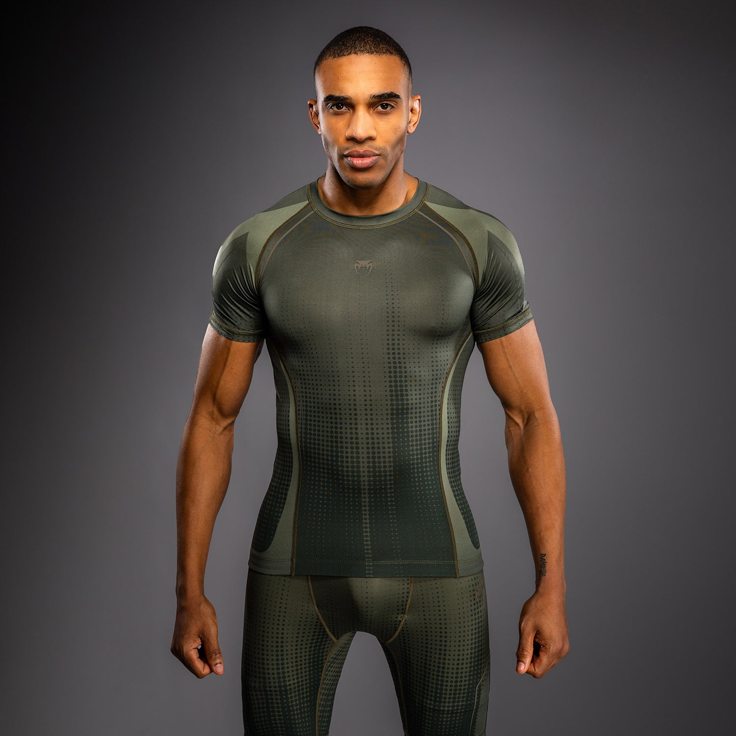 Venum Stealth Kurzarm Rashguard – Khaki/Dunkelgrün