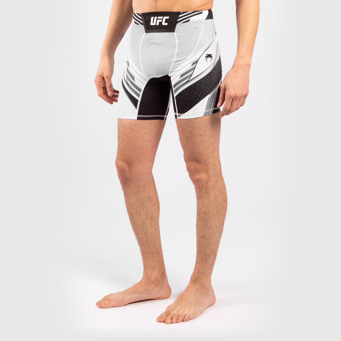 UFC Venum Authentic Fight Night Herren Vale Tudo Shorts - Short Fit - Weiß