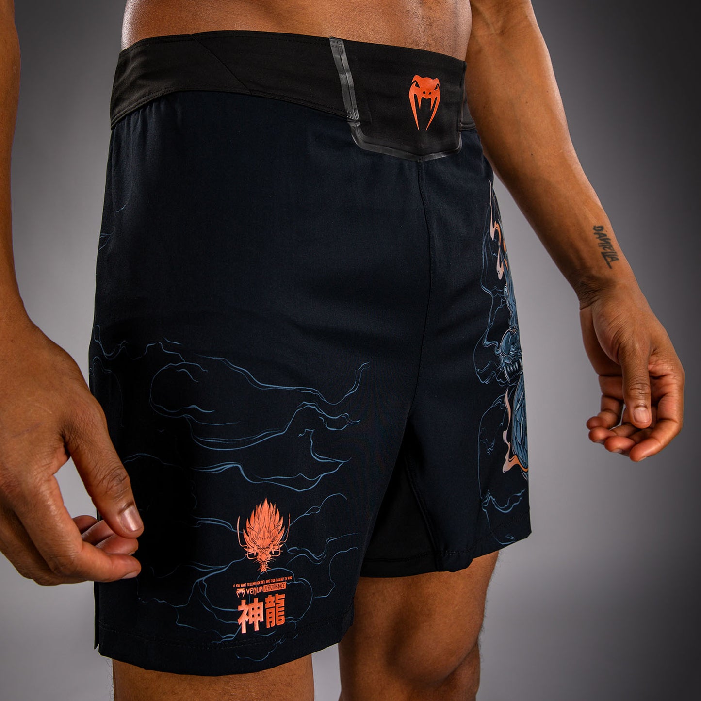 Venum Thunder Dragon Fightshorts – Schwarz/Grau/Kupfer