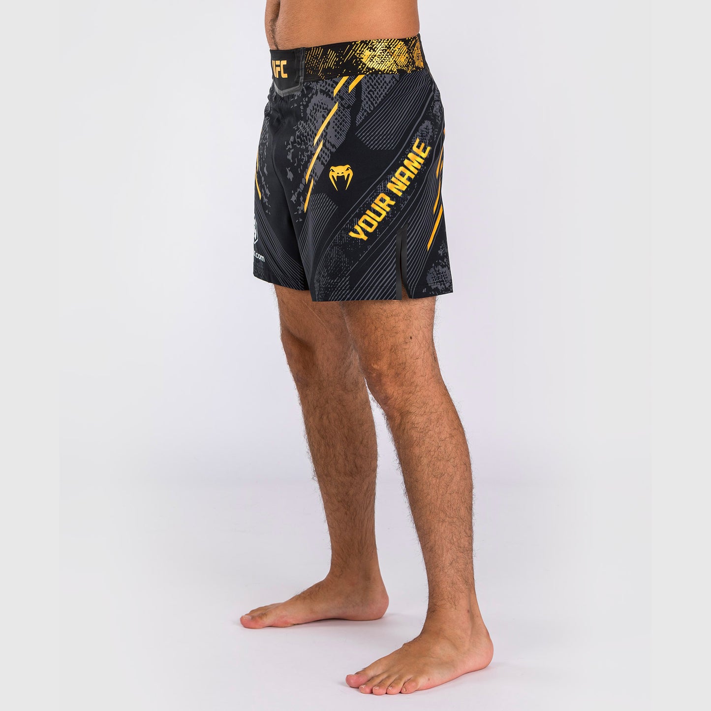 UFC Adrenaline by Venum Personalisierte Authentische Fight Night Herren-Kampfshorts - Kurze Passform - Schwarz/Gold