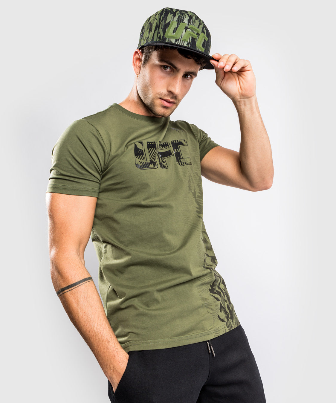 UFC Venum Authentic Fight Week Herren Kurzarm T-Shirt - Khaki