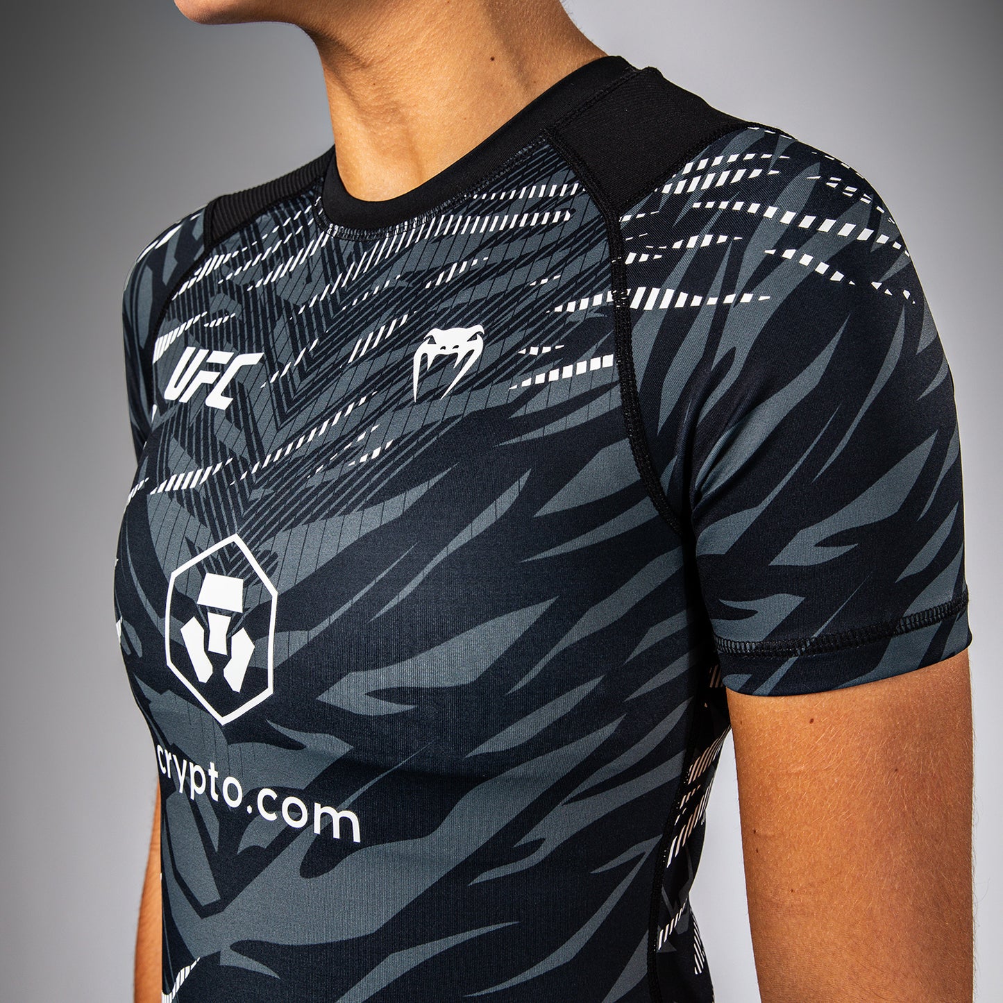 UFC Fusion by Venum Authentic Fight Night Damen Performance Kurzarm Rashguard - Schwarz