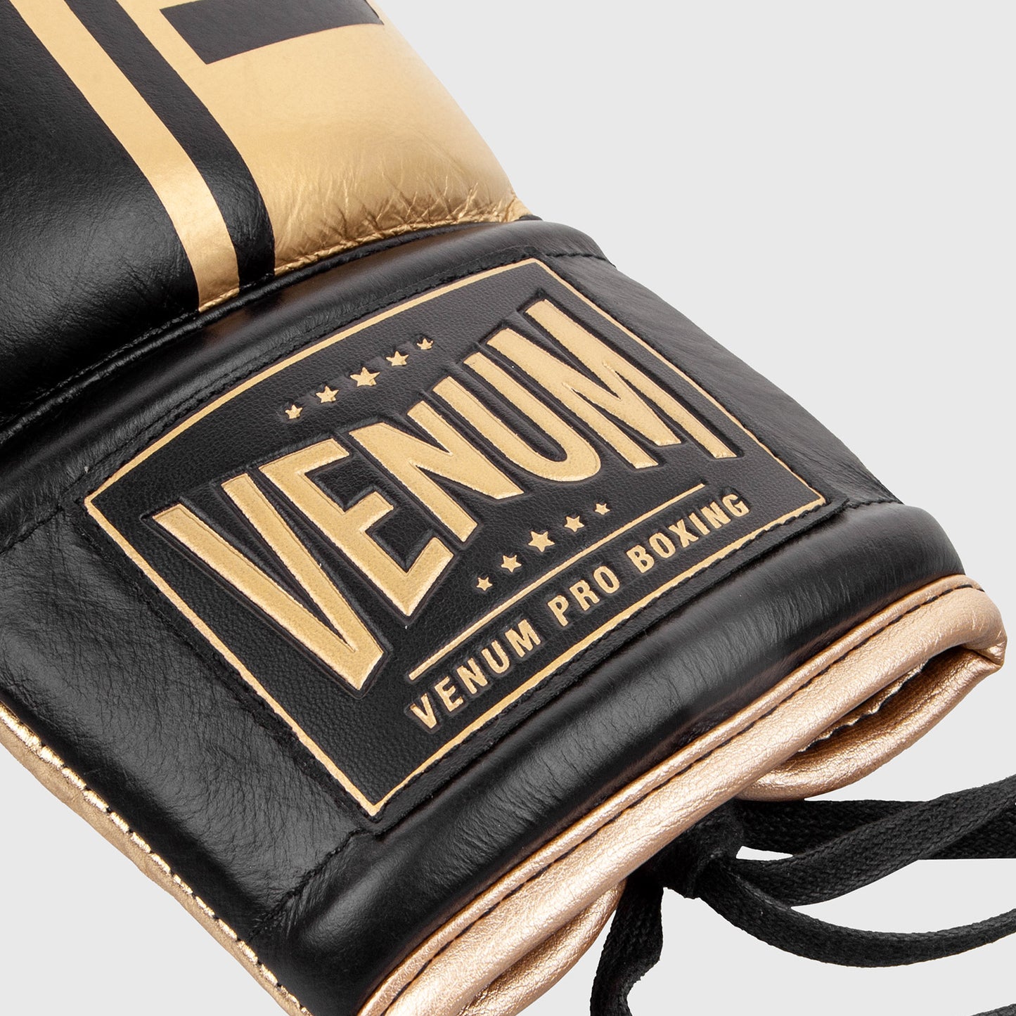 Venum Shield Profi-Boxhandschuhe mit Schnürung - Schwarz/Gold