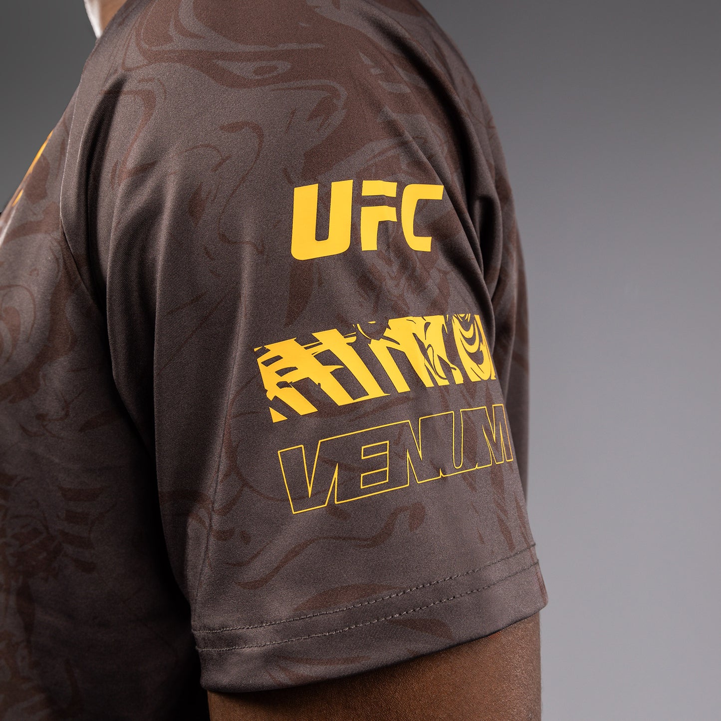 UFC Fusion by Venum Fight Week Herren Dry-Tech T-Shirt - Erdiges Braun