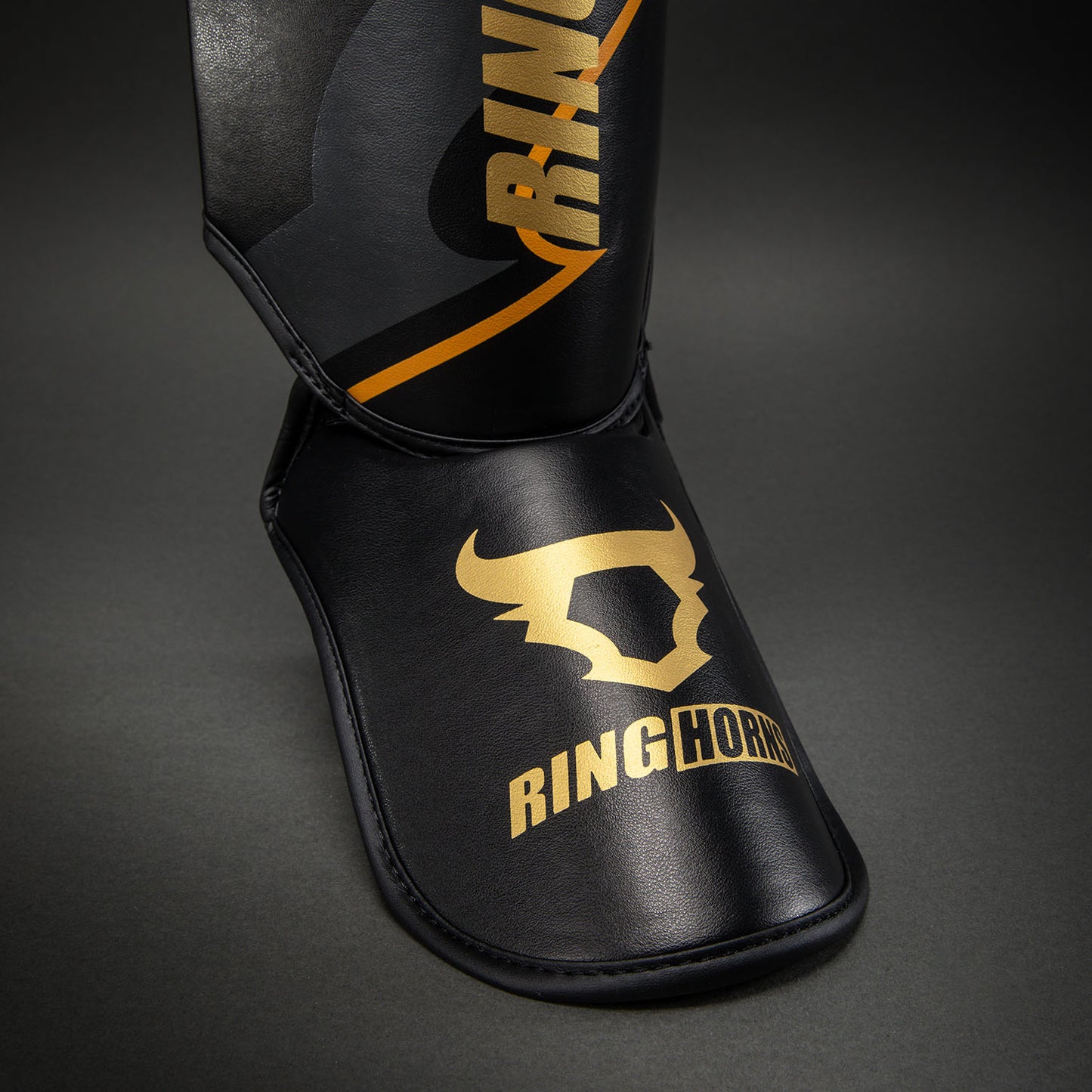 Ringhorns Charger by Venum Schienbeinschoner – Schwarz/Gold