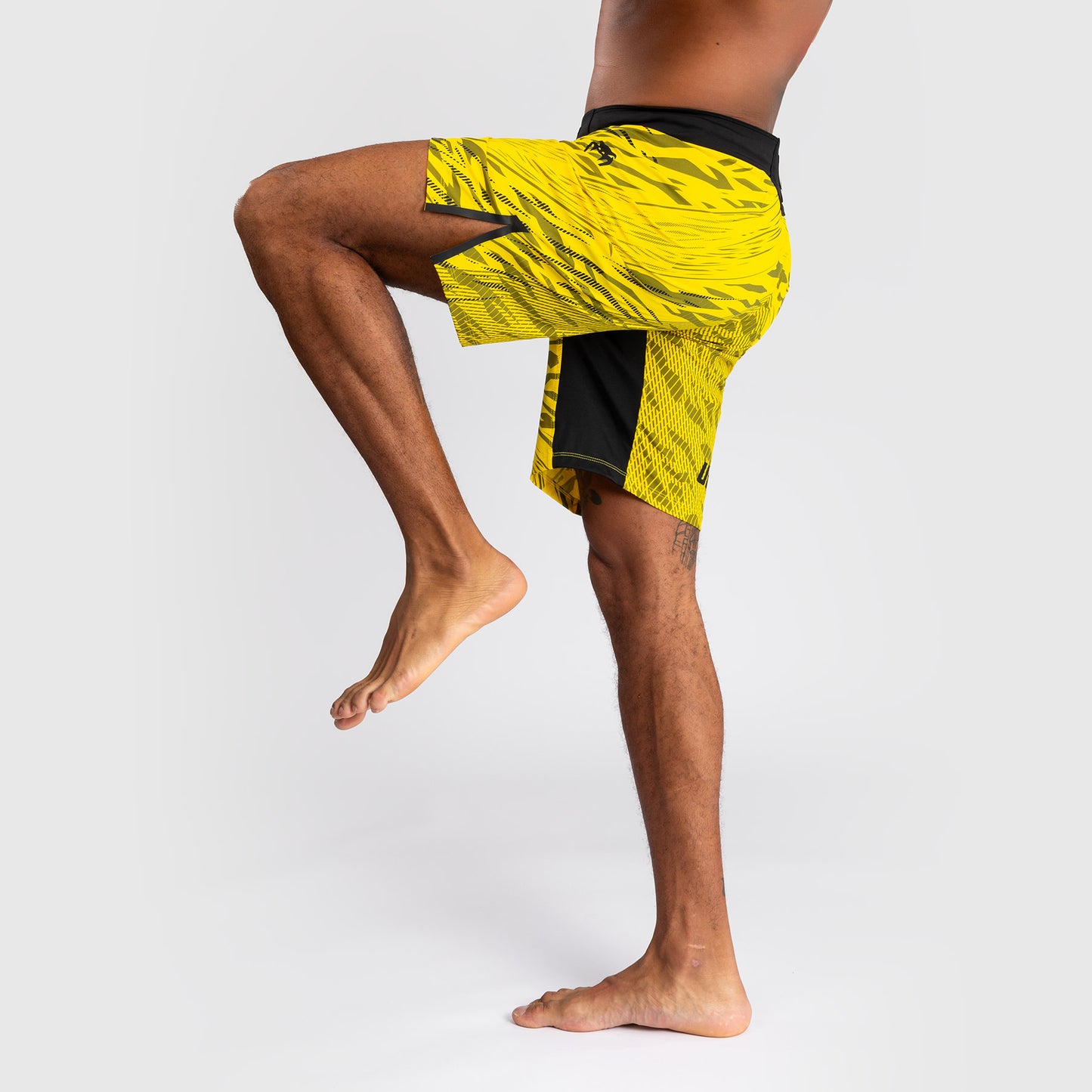UFC Fusion by Venum Personalized Authentic Fight Night Herren Fight Short - Long Fit - Gelb