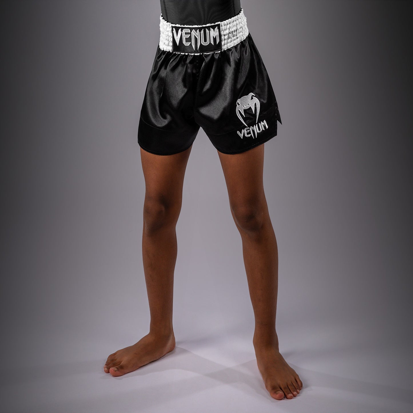 Venum Classic Muay-Thai-Shorts für Kinder – Schwarz/Weiß