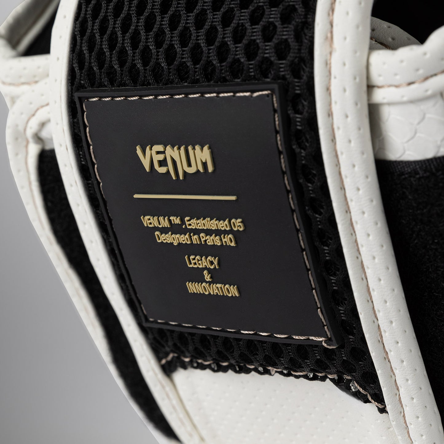 Venum Impact Evo Scales Kopfschutz – Elfenbein