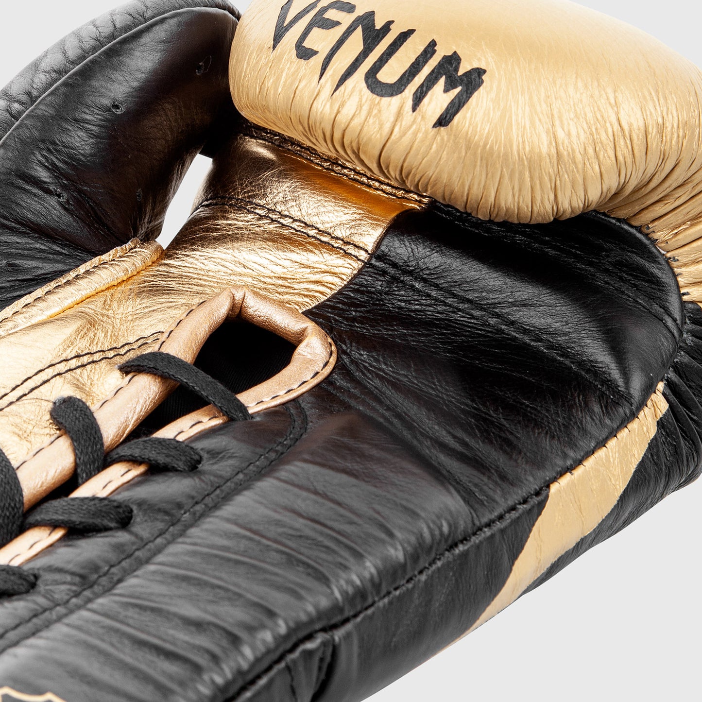 Venum Hammer Profi-Boxhandschuhe mit Schnürung - Schwarz/Gold