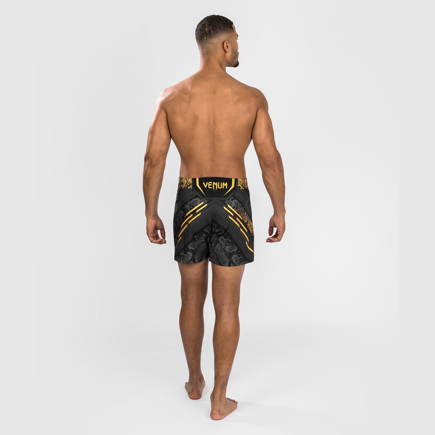 UFC Adrenaline by Venum Personalisierte Authentische Fight Night Herren-Kampfshorts - Kurze Passform - Schwarz/Gold