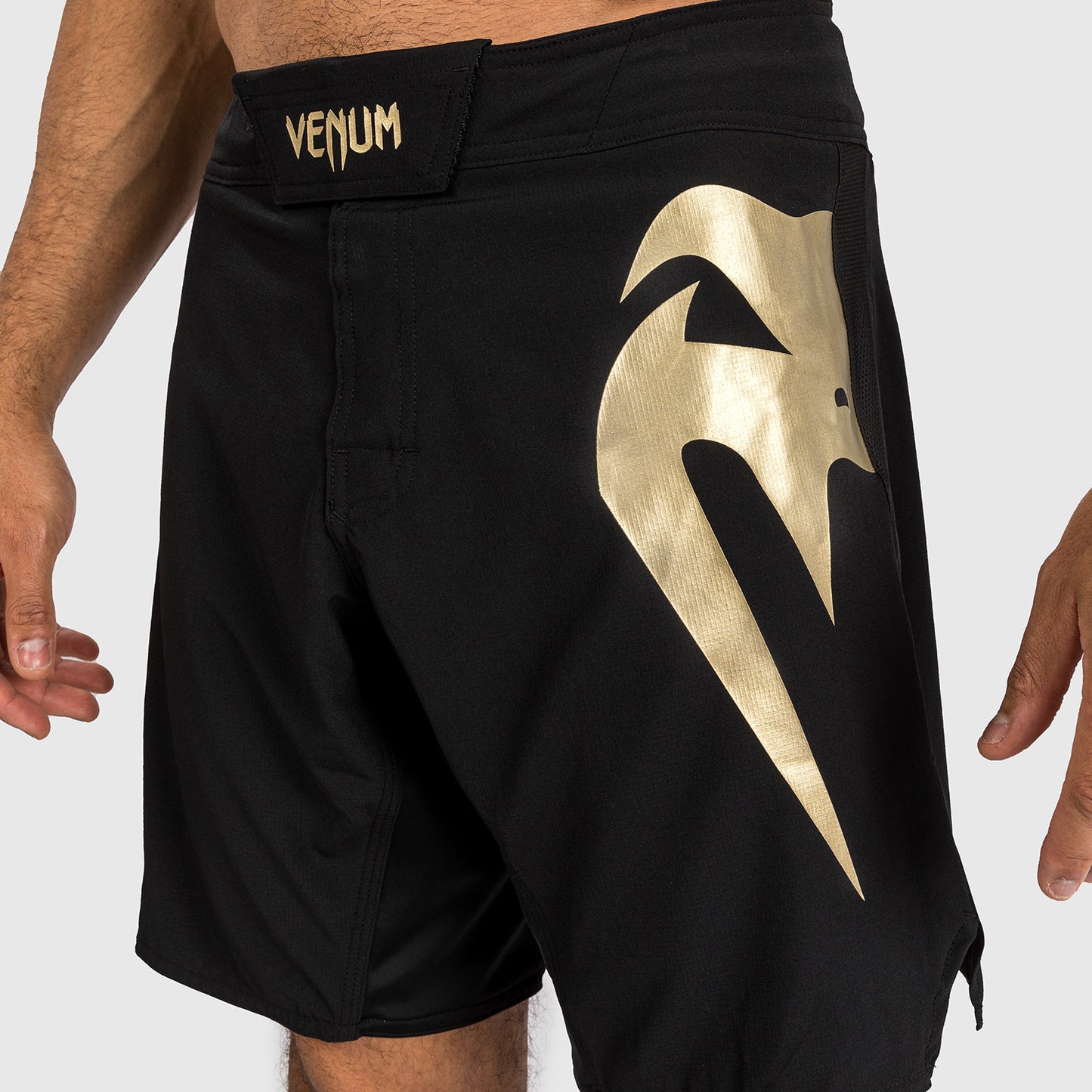 Venum Light 5.0 Fight Shorts - Schwarz/Gold