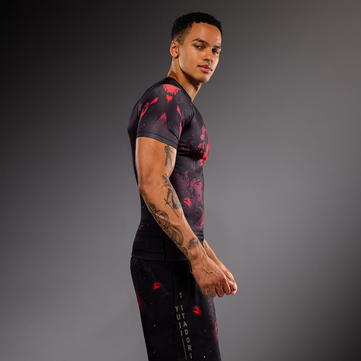 Jujutsu Kaisen x Venum Itadori Kurzarm Rashguard – Schwarz/Rot