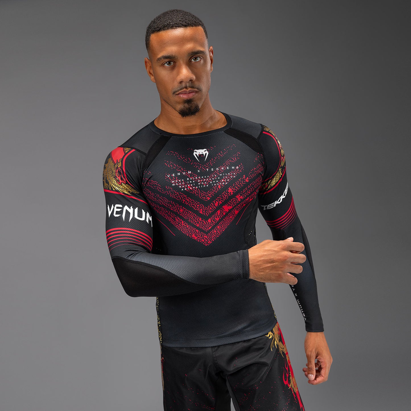 Venum x TEKKEN 8 - Marshall Law Rashguard - Schwarz/Rot/Gold