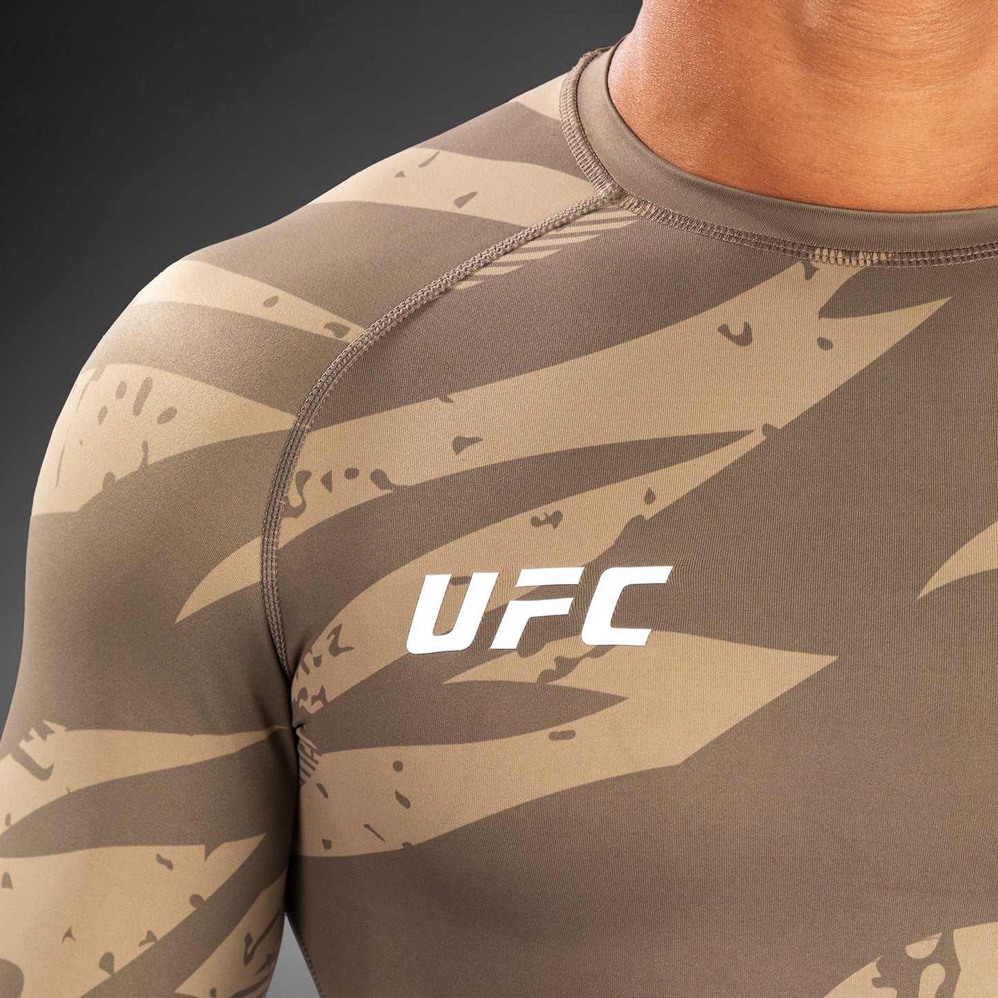 UFC Adrenaline by Venum Fight Week Performance Langärmeliger Rashguard - Desert Camo