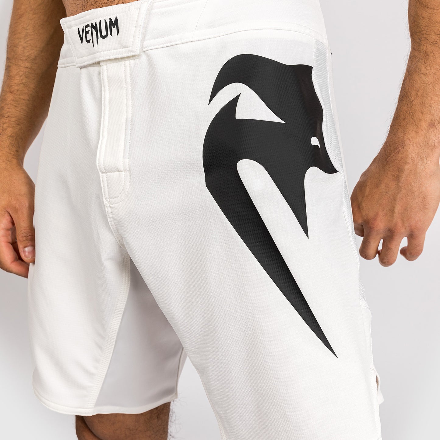 Venum Light 5.0 Fight Shorts - Weiß/Schwarz