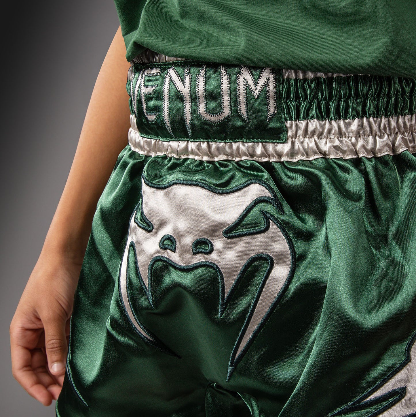 Venum Inferno Muay‑Thai‑Shorts – Waldgrün/Off‑White