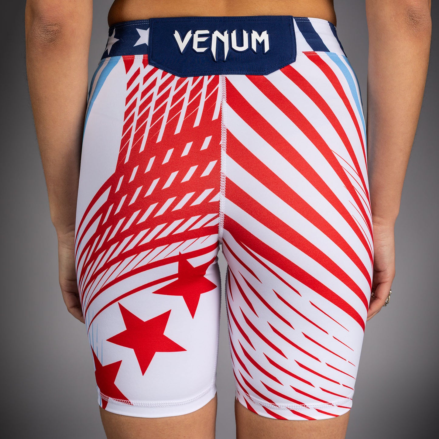Official UFC Freedom 250 by Venum Authentic Vale Tudo Shorts im Long Fit für Damen - Weiß