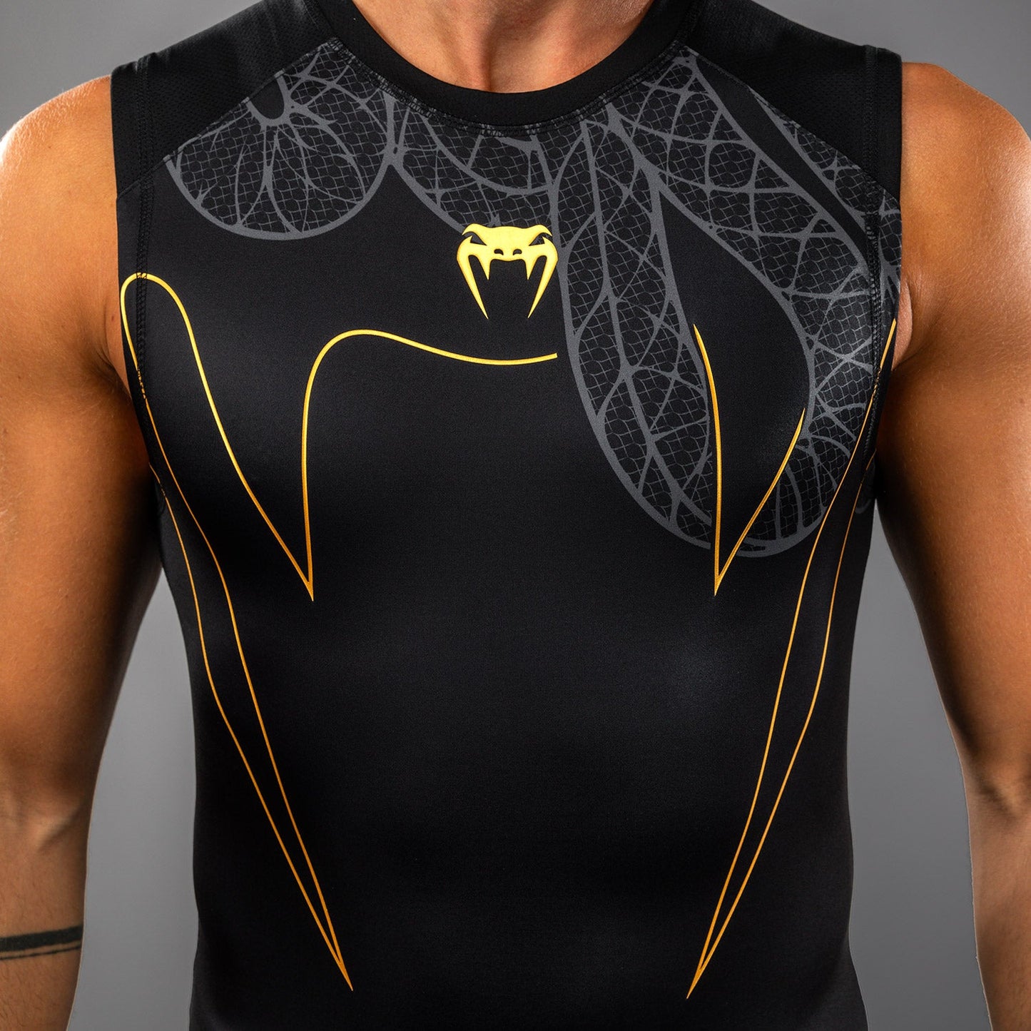 Venum Serpenti Ärmelloses Rashguard – Schwarz/Silber/Gold