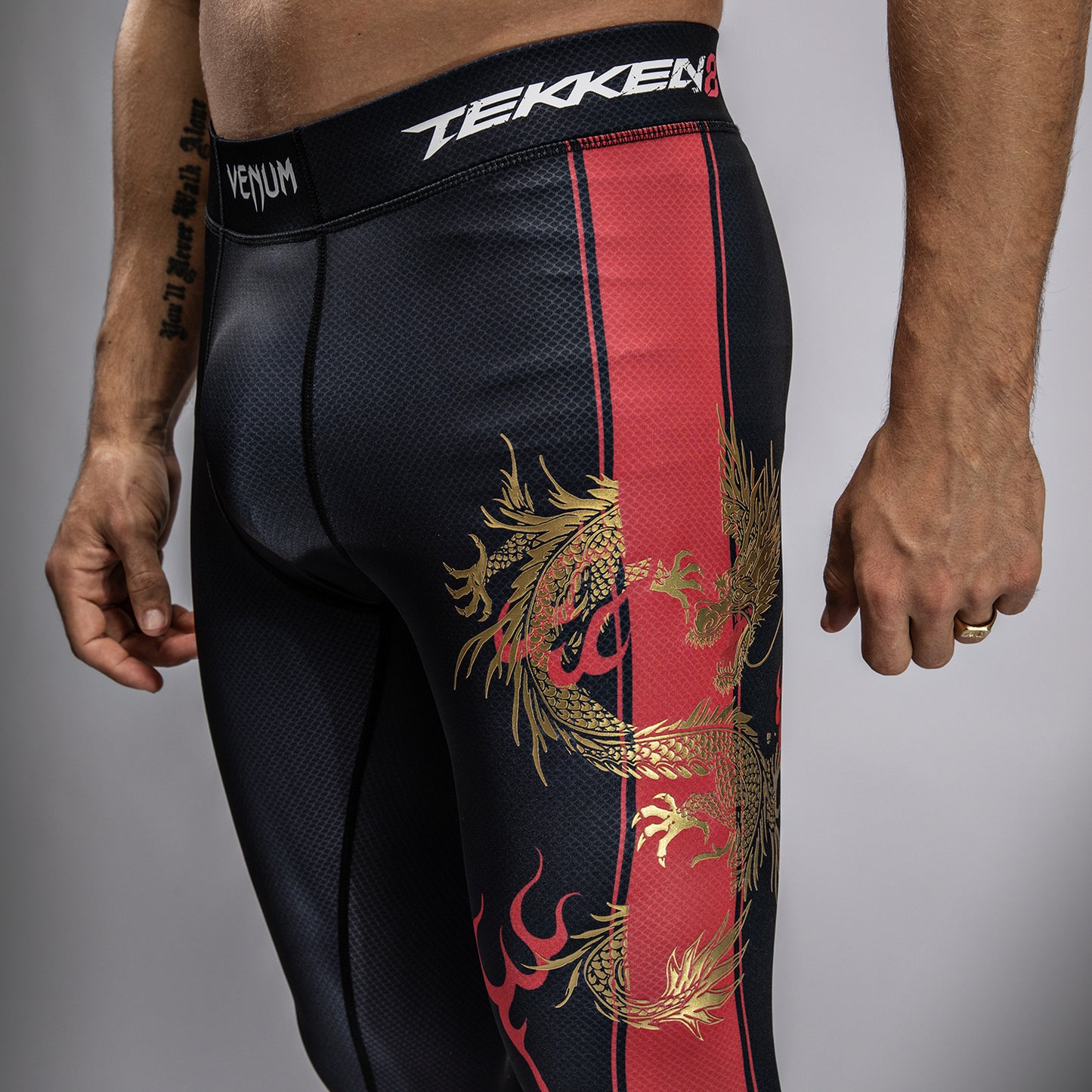 Venum x TEKKEN 8 - Marshall Law Spats - Schwarz/Rot/Gold