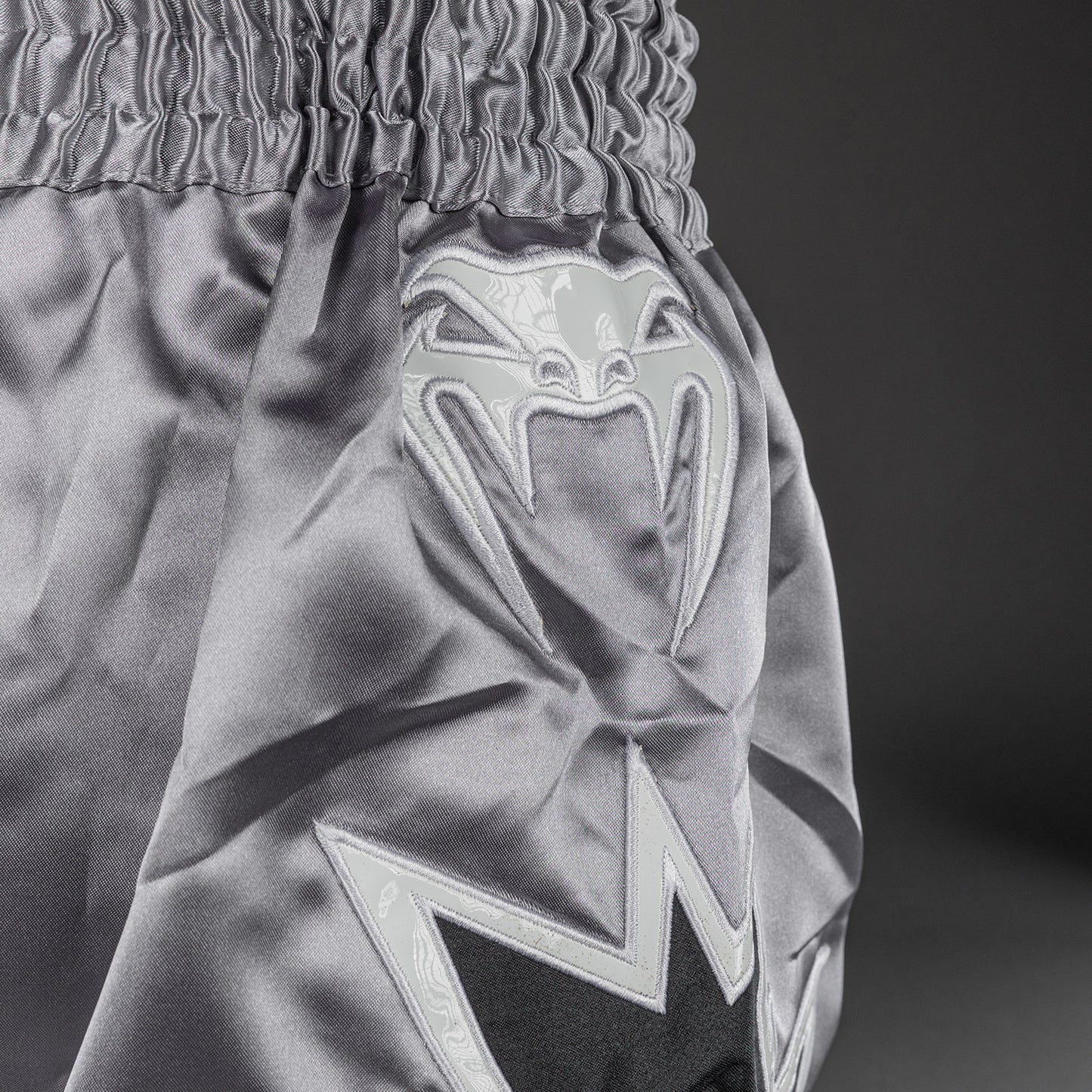 Venum Inferno 2.0 Muay Thai Shorts - Grau/Schwarz