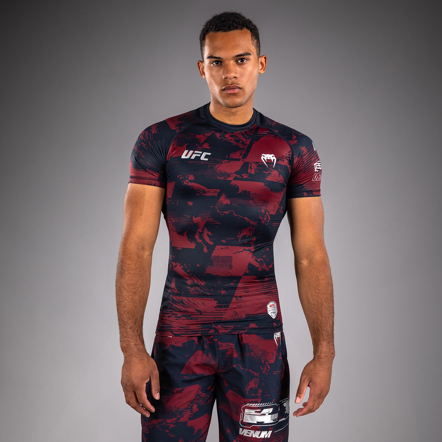 UFC Zenith by Venum Authentic Fight Week Performance Kurzarm Rashguard Herren - Marineblau/Burgunderrot/Silber