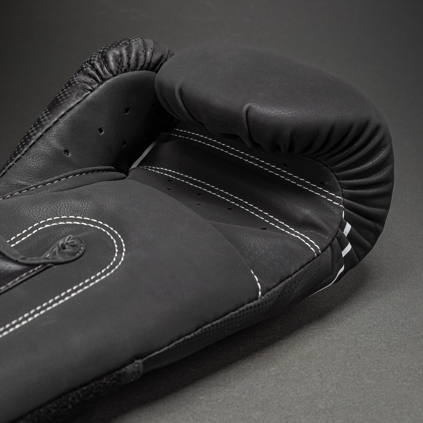 Venum Stealth Boxhandschuhe – Schwarz/Weiß