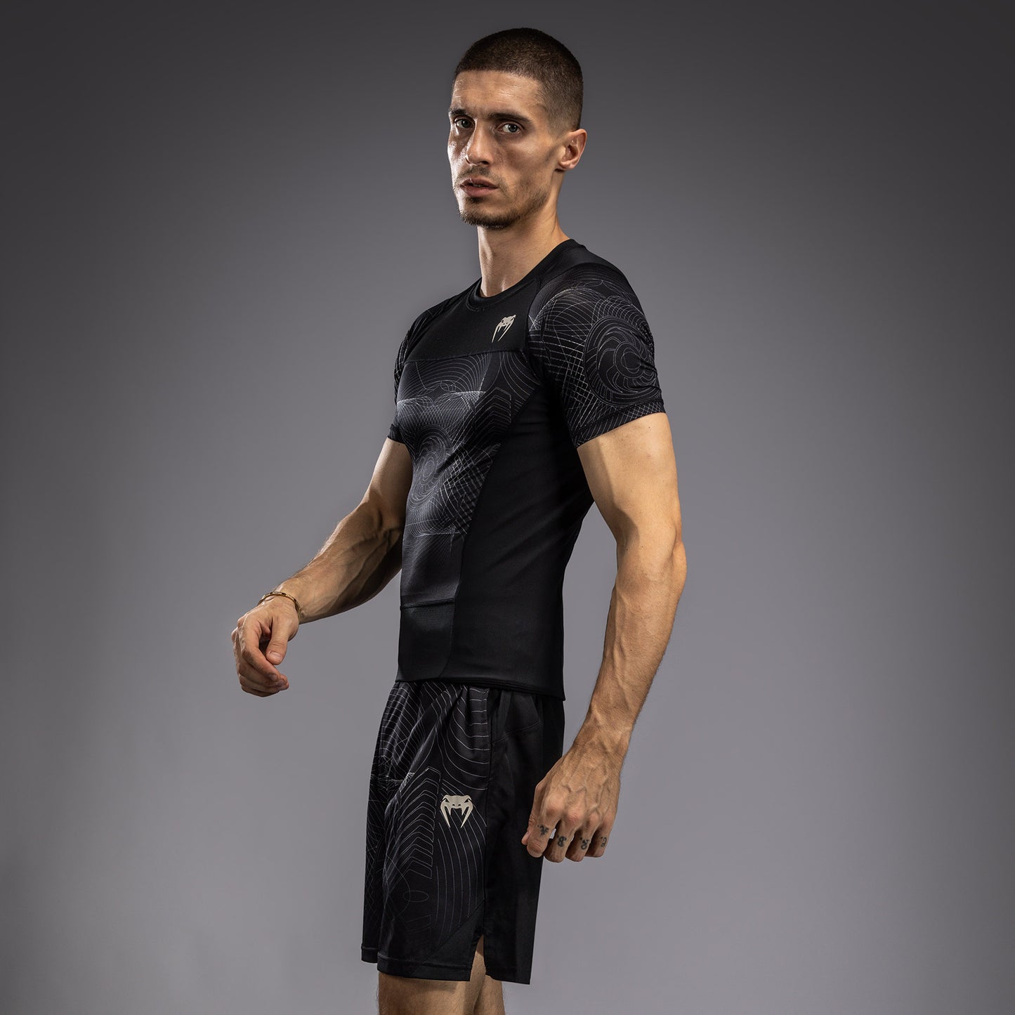 Venum G-Fit Air Herren Kurzarm Rashguard - Tiefschwarz/Wüstensand