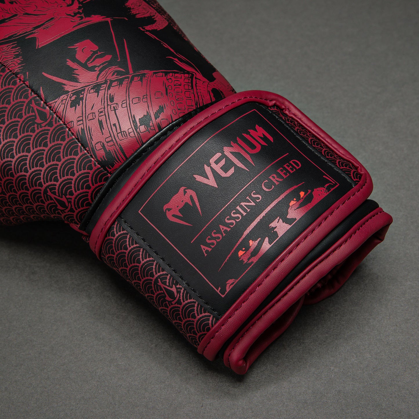 Venum x Assassin’s Creed Shadows Boxhandschuhe - Bordeauxrot/Schwarz