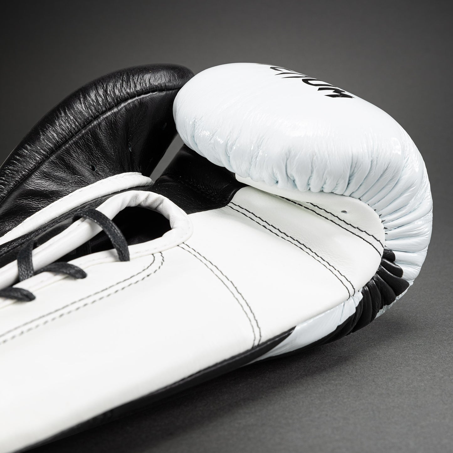 Venum Hammer Pro Boxhandschuhe mit Schnürung - Schwarz/Weiß