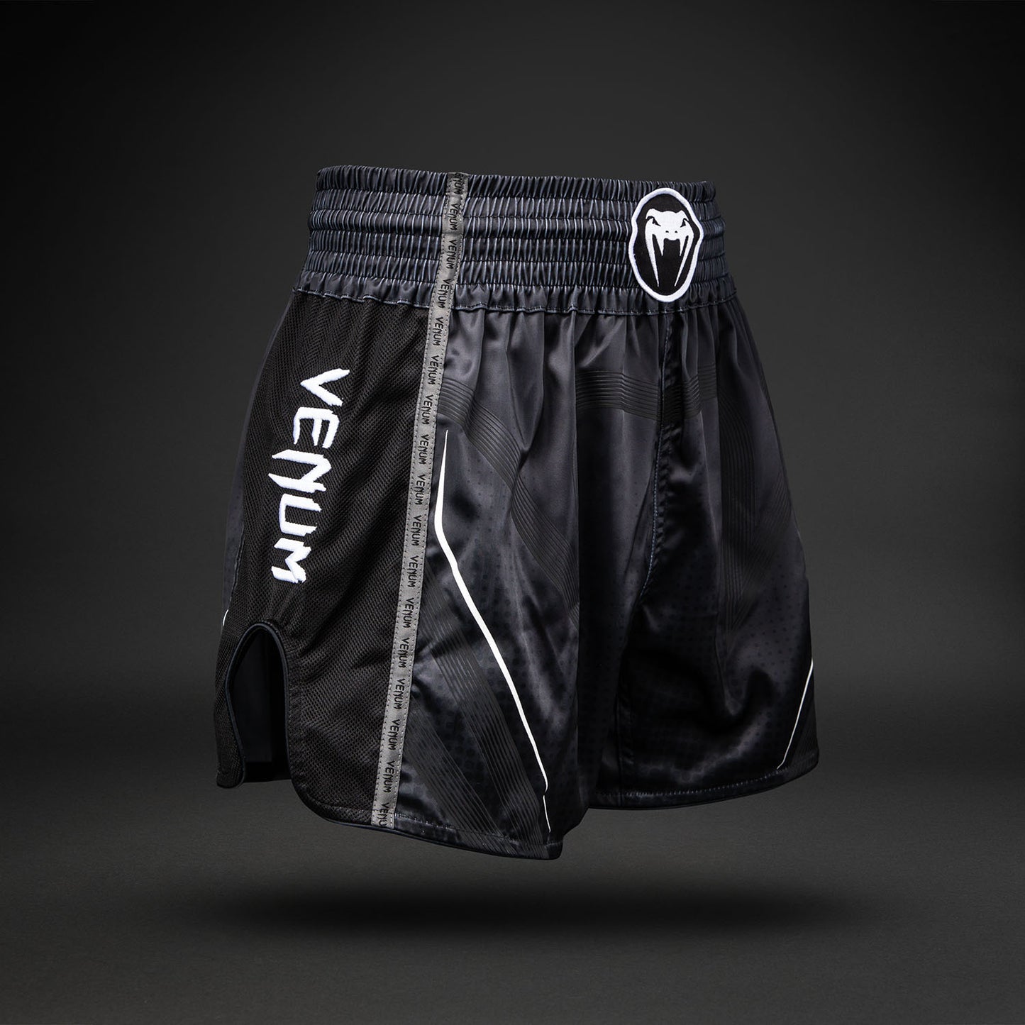 Venum Stealth Muay Thai-Shorts – Schwarz/Weiß