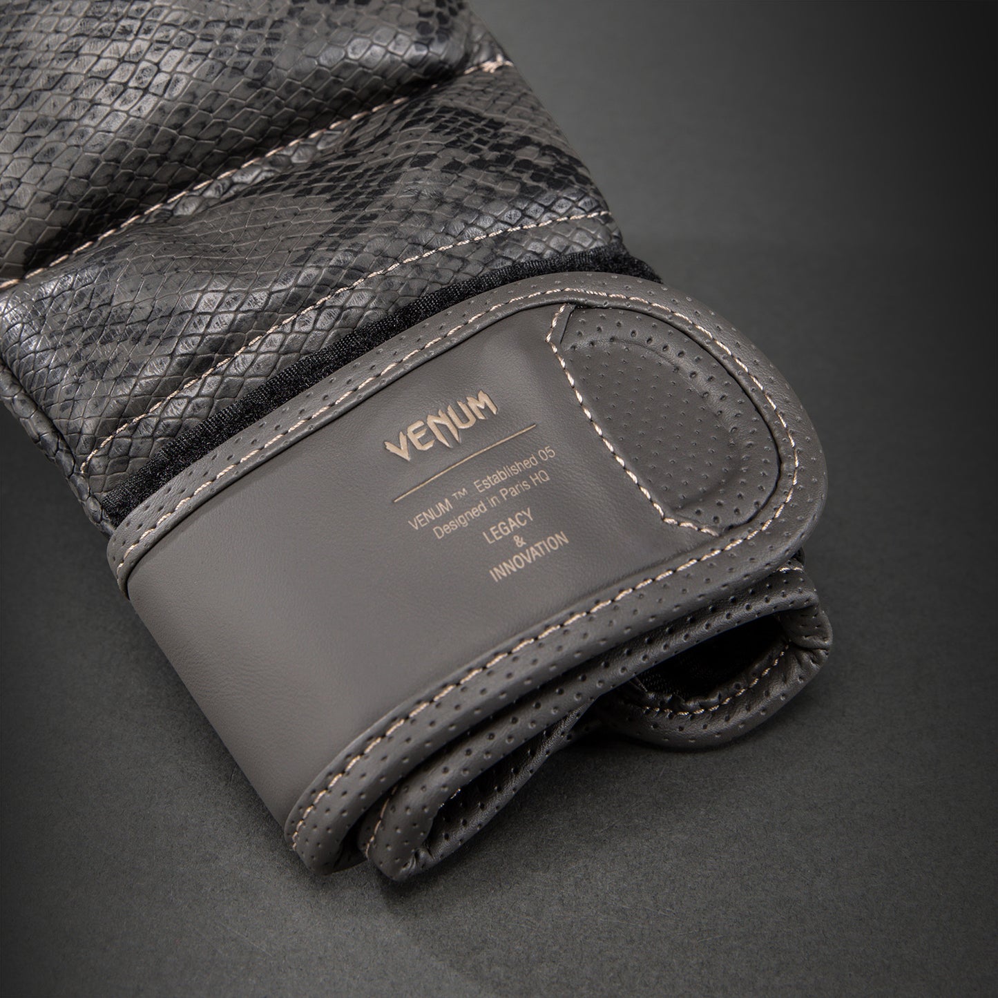 Venum Impact Evo Scales MMA Sparring Handschuhe – Dunkelgrau