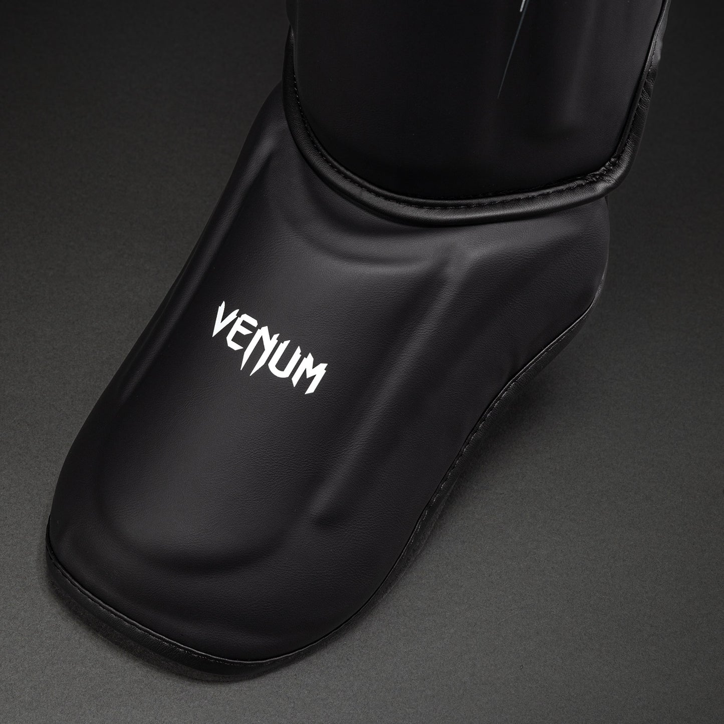 Venum Streamline Schienbeinschoner – Schwarz/Weiß