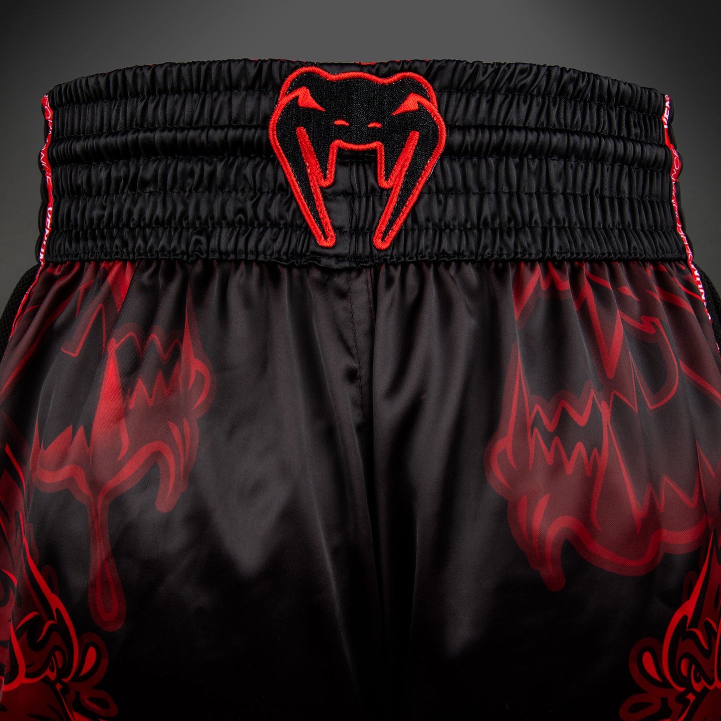 Venum Wolf Atak Muay-Thai-Shorts – Schwarz/Rot