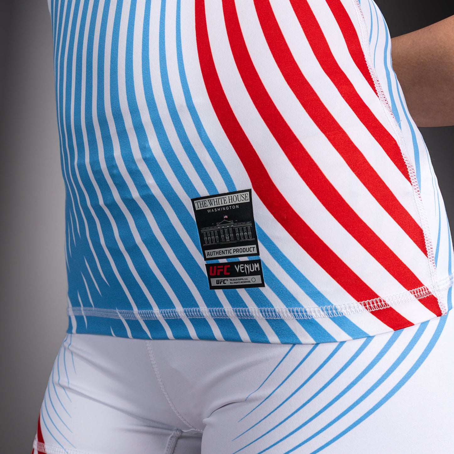 Official UFC Freedom 250 by Venum Authentic Fight Night kurzärmliges Rashguard für Damen - Weiß
