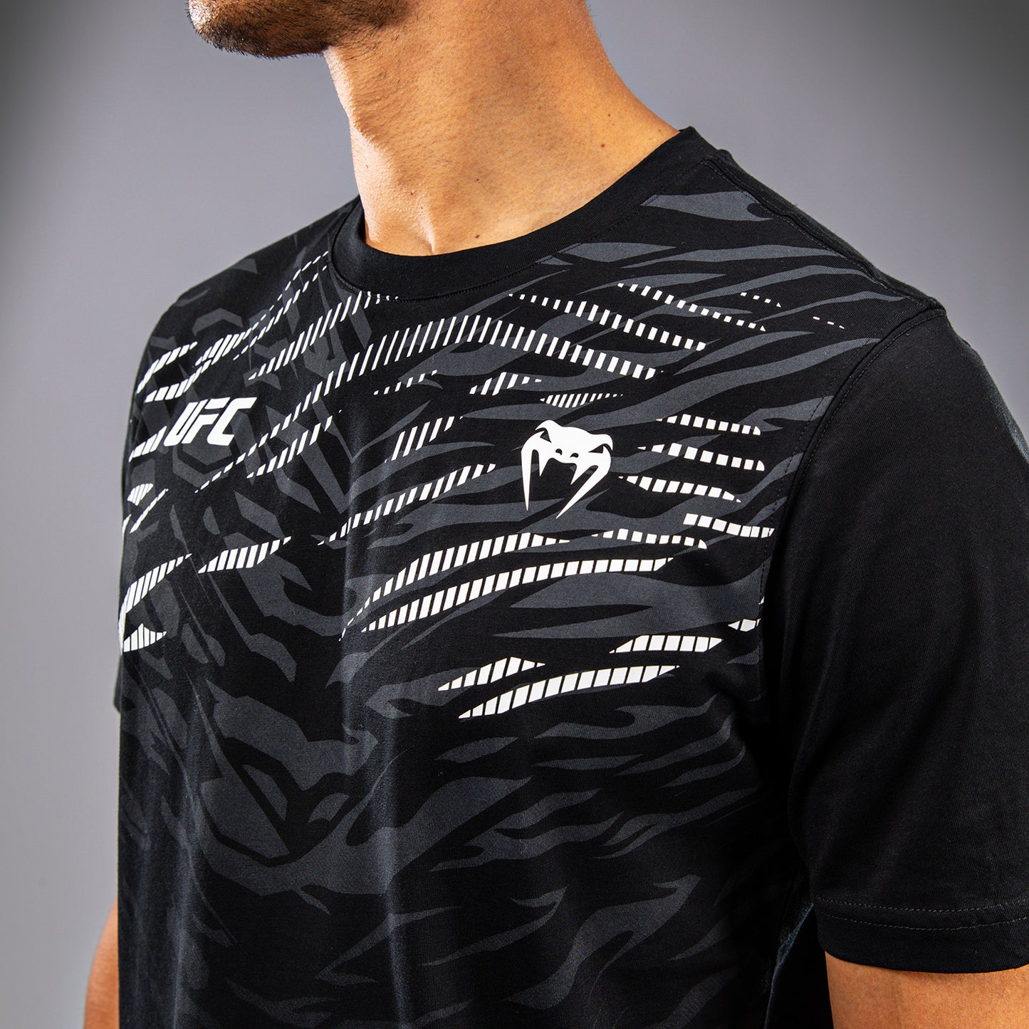 UFC Fusion by Venum Replica Herren Kurzarm T-Shirt - Schwarz