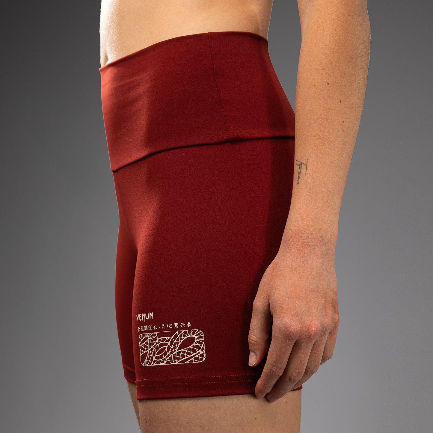 Venum Serpenti Damen Vale Tudo Shorts – Burgunder/Elfenbein