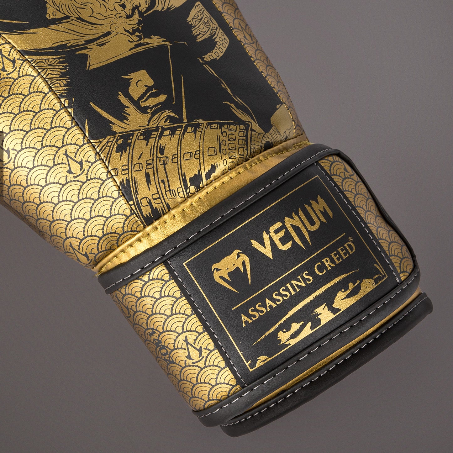 Venum x Assassin’s Creed Shadows Boxhandschuhe - Schwarz/Gold