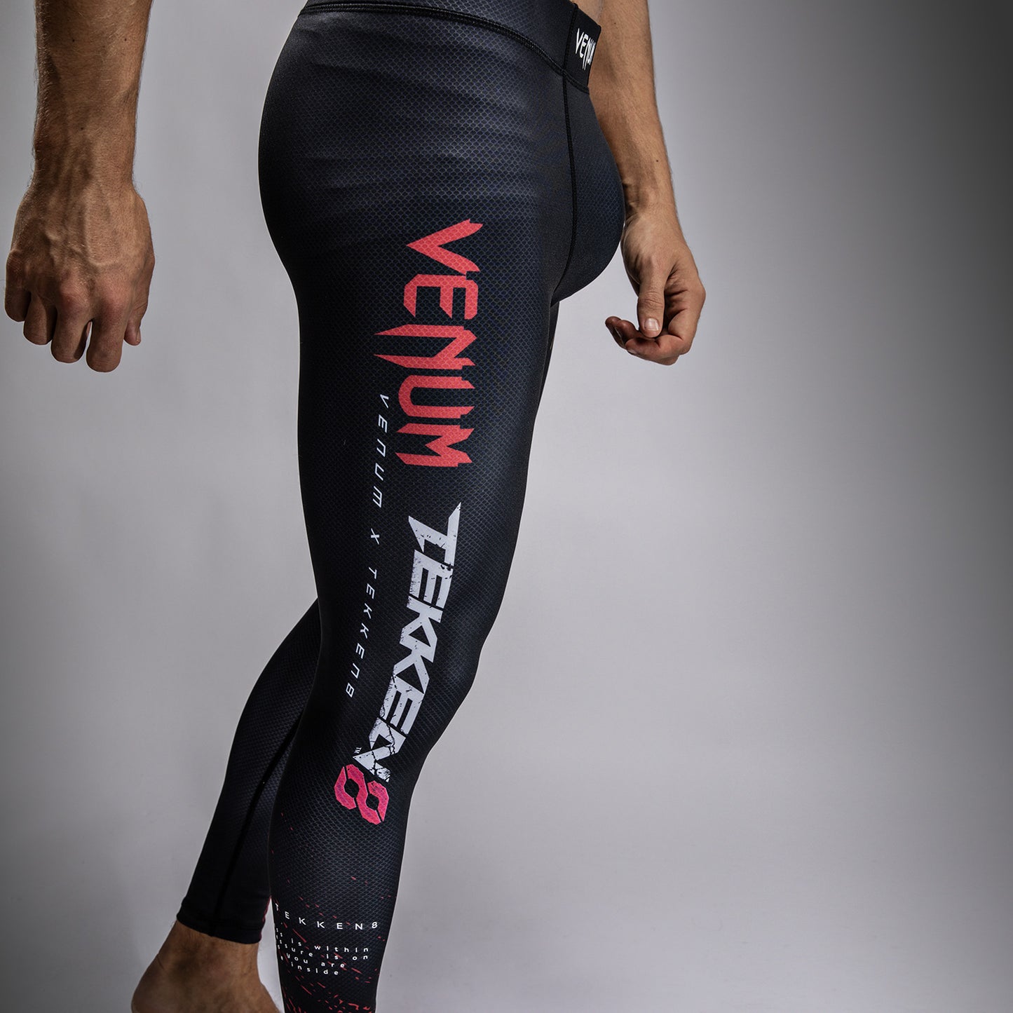 Venum x TEKKEN 8 - Marshall Law Spats - Schwarz/Rot/Gold
