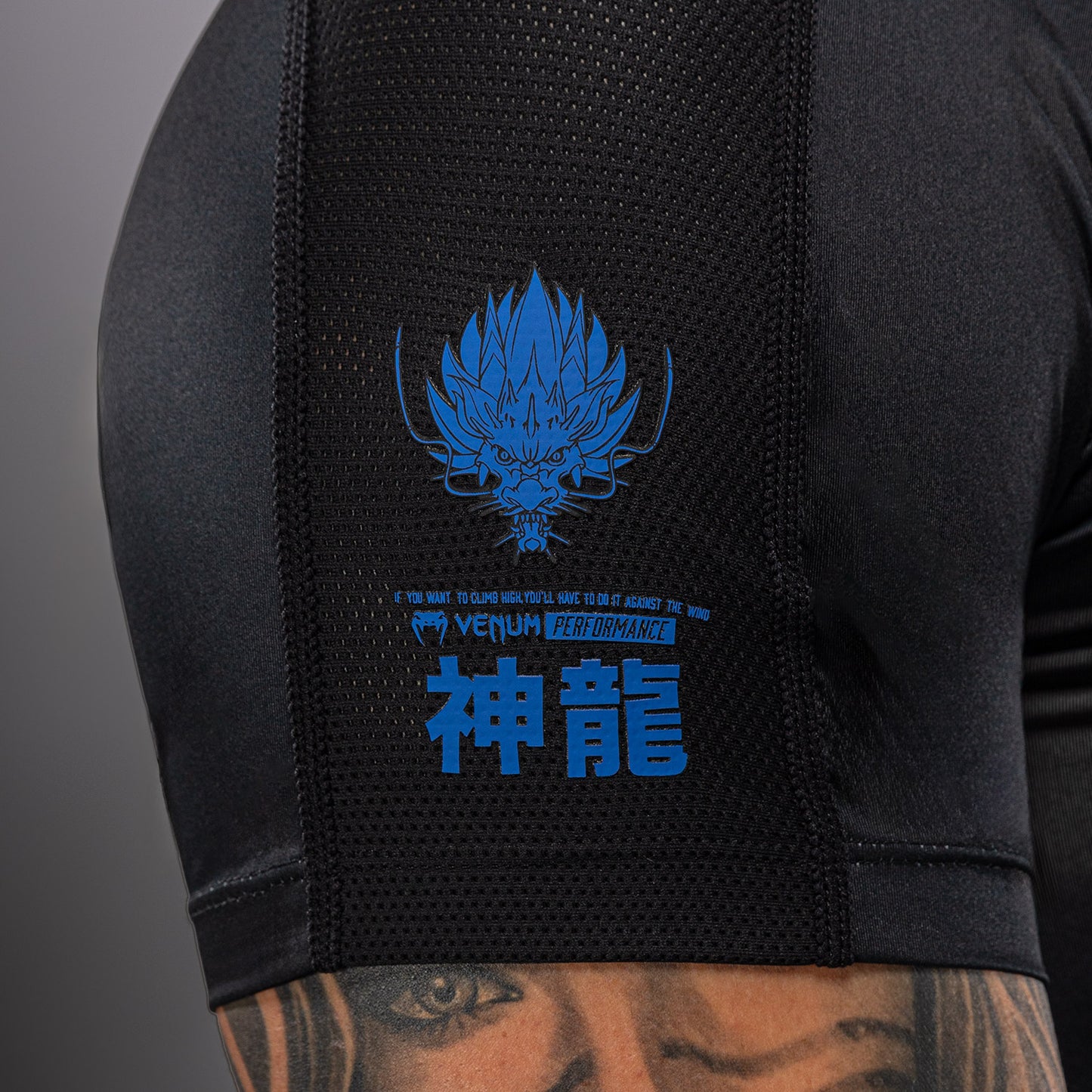 Venum Thunder Dragon Kurzarm Rashguard  – Schwarz/Königsblau