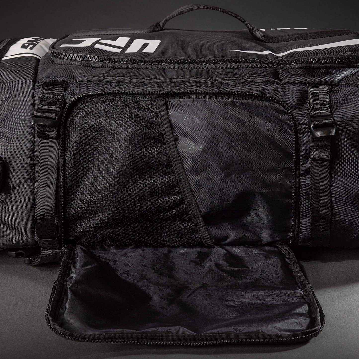 UFC Unity by Venum Authentic Fight Week Ausrüstungstasche – Schwarz/Weiß