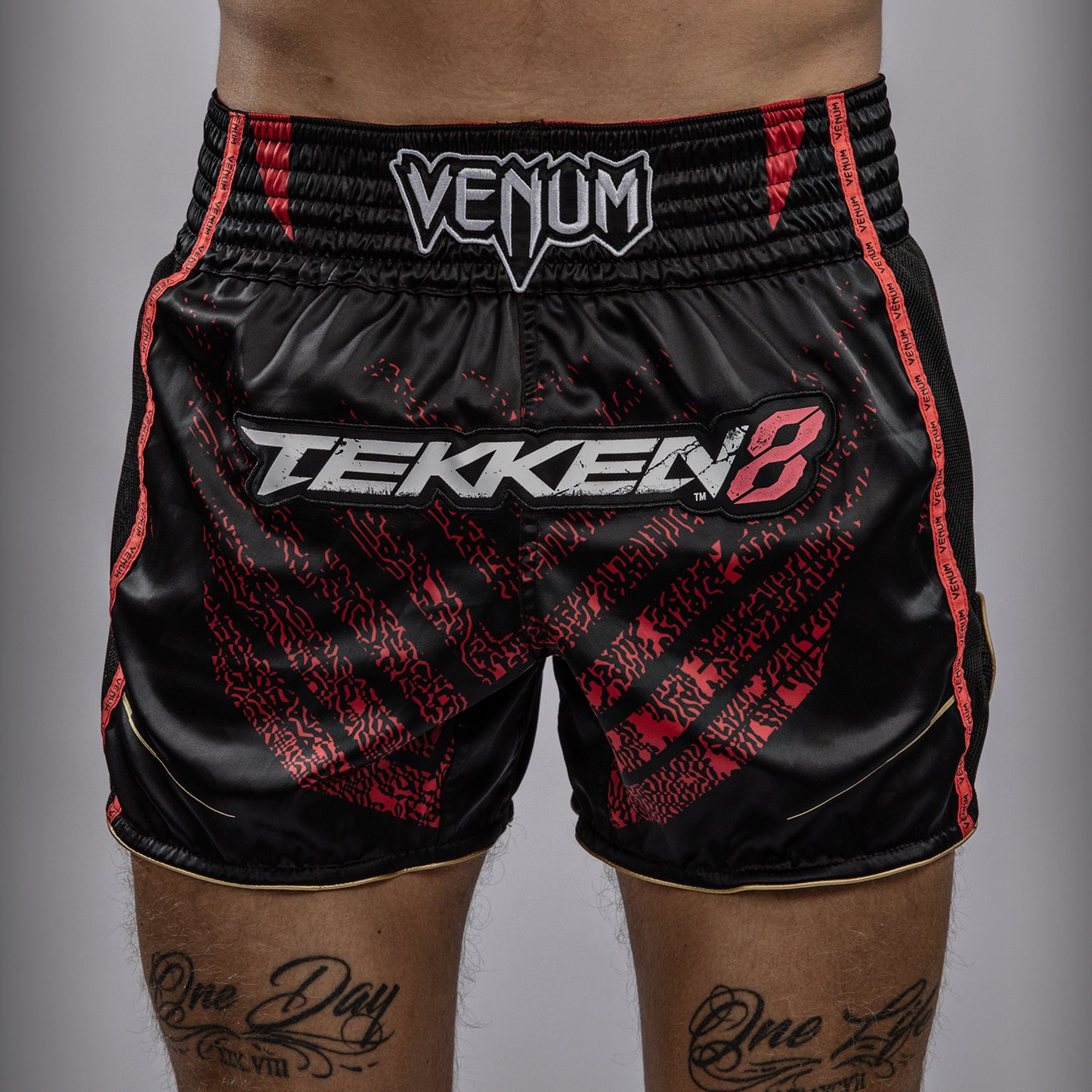 Venum x TEKKEN 8 - Marshall Law Muay Thai Shorts - Schwarz/Rot/Gold